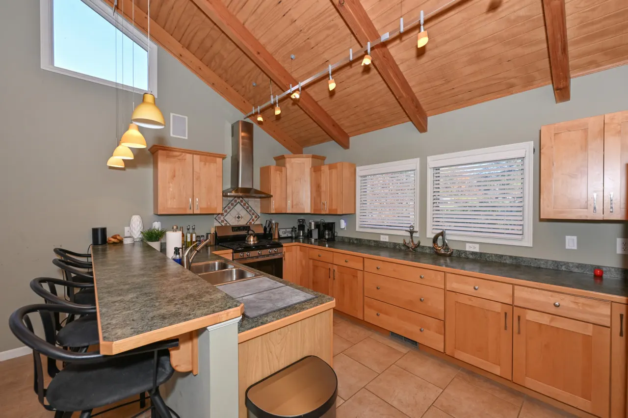 Beautiful Geneva/Ashtabula Lakefront sleeps 16 17