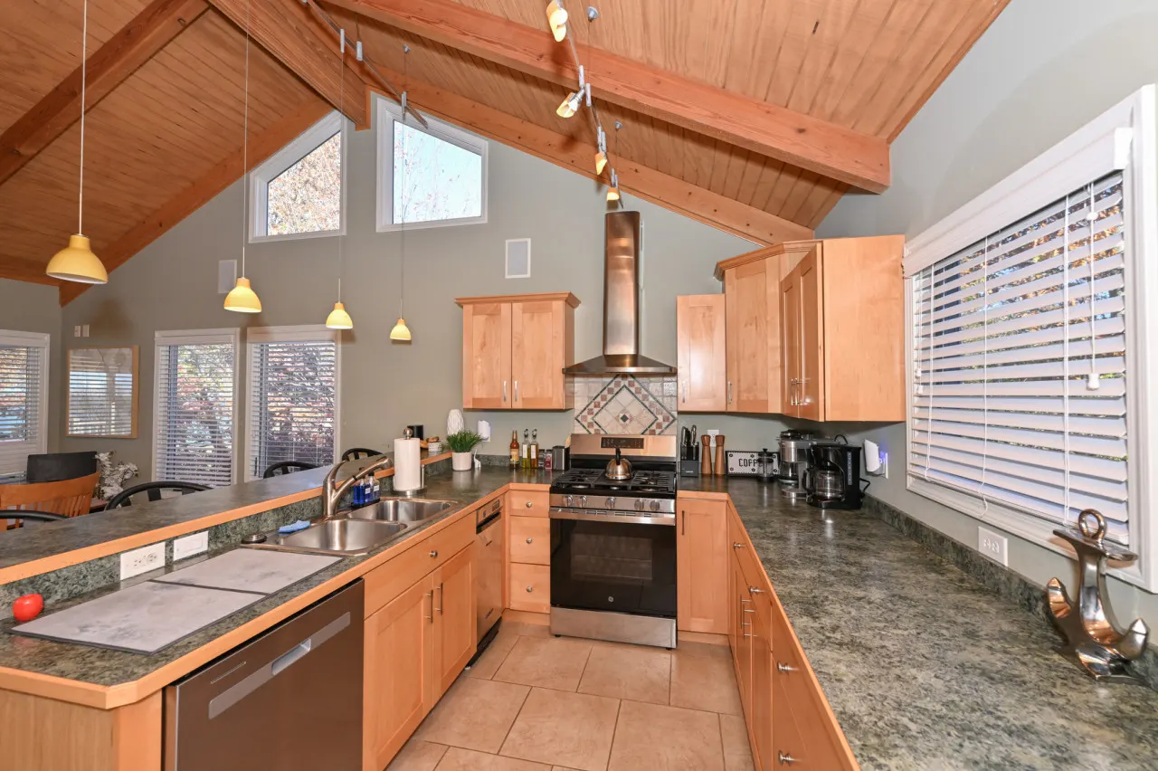 Beautiful Geneva/Ashtabula Lakefront sleeps 16 18