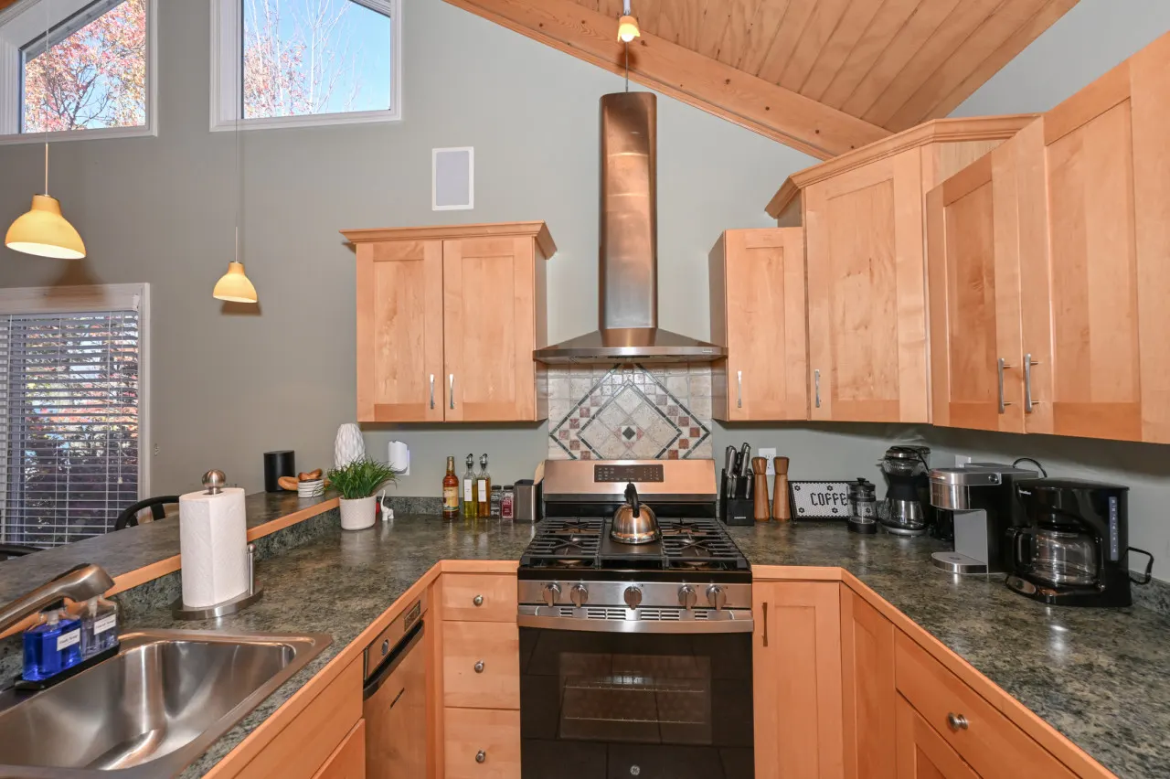 Beautiful Geneva/Ashtabula Lakefront sleeps 16 19