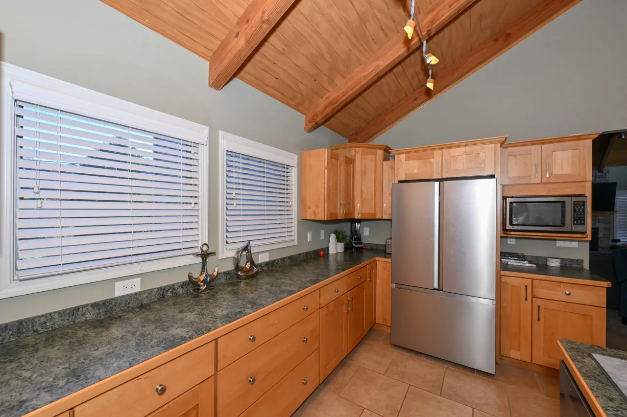 Beautiful Geneva/Ashtabula Lakefront sleeps 16 20