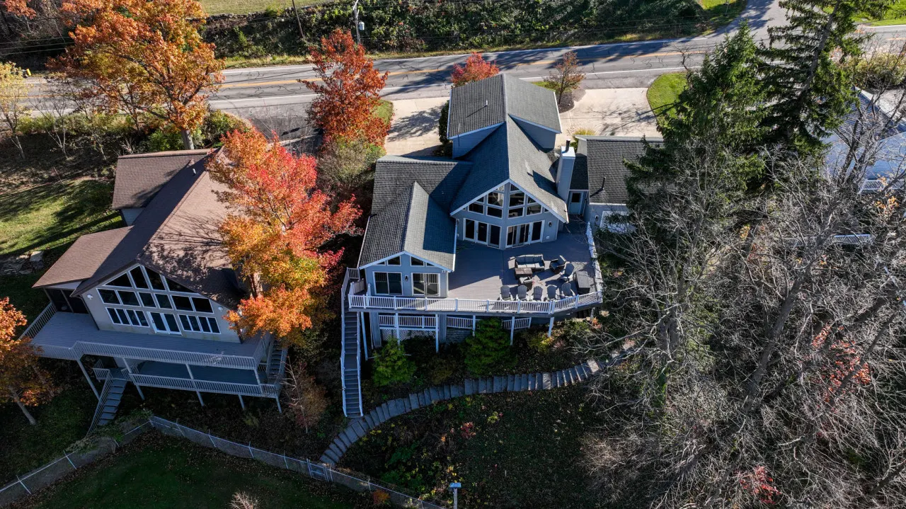 Beautiful Geneva/Ashtabula Lakefront sleeps 16 — photo 4