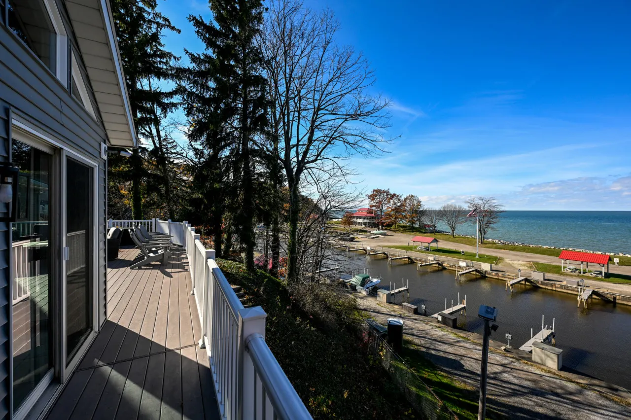 Beautiful Geneva/Ashtabula Lakefront sleeps 16 — photo 5