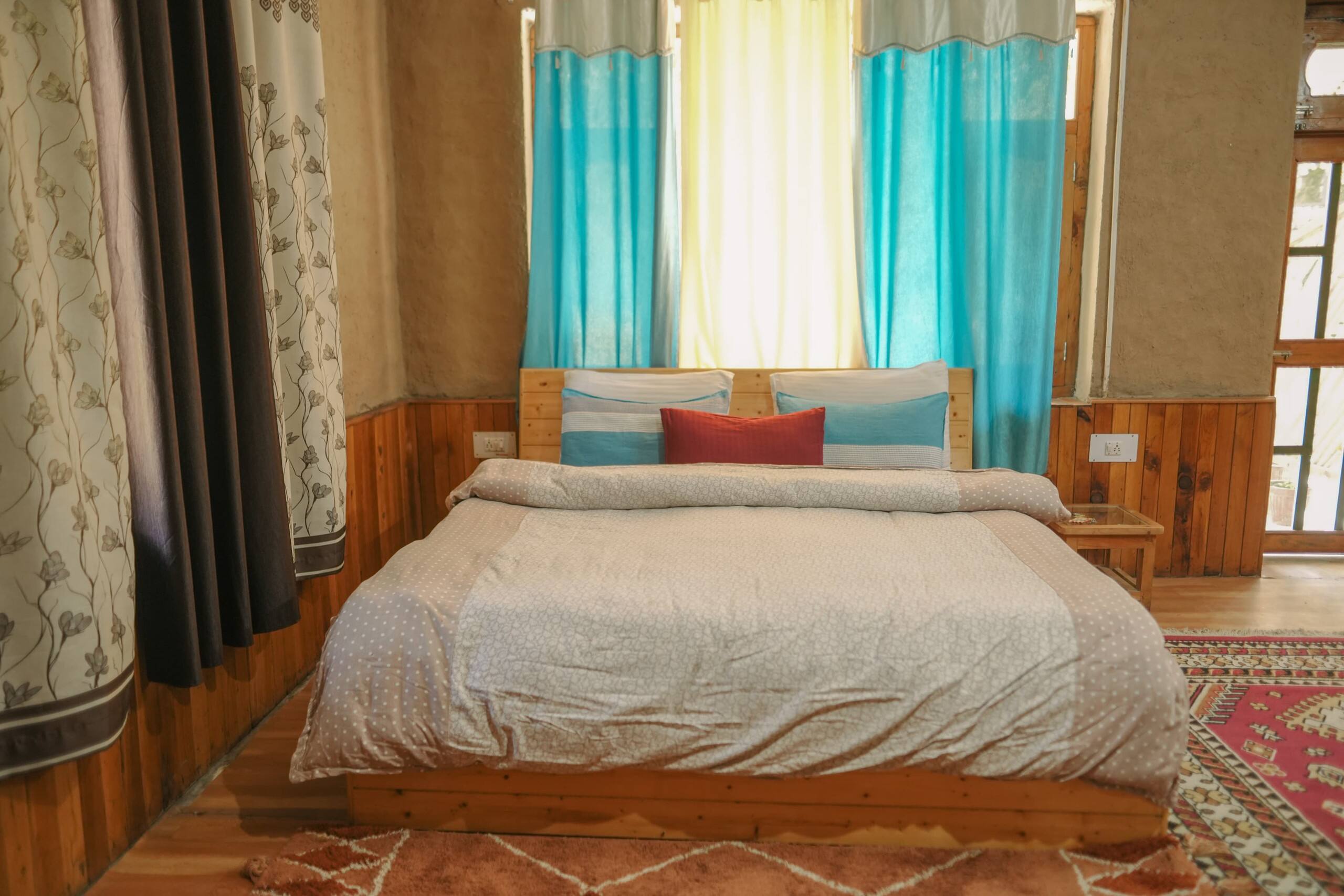 Entire Riverside Homestay with book cafe & Garden 12