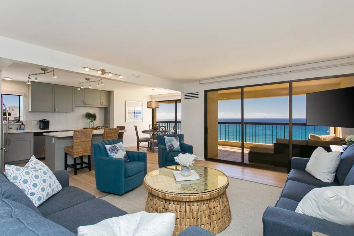 High Floor Luxury Oceanfront @ Waikiki Beach Tower — photo 2
