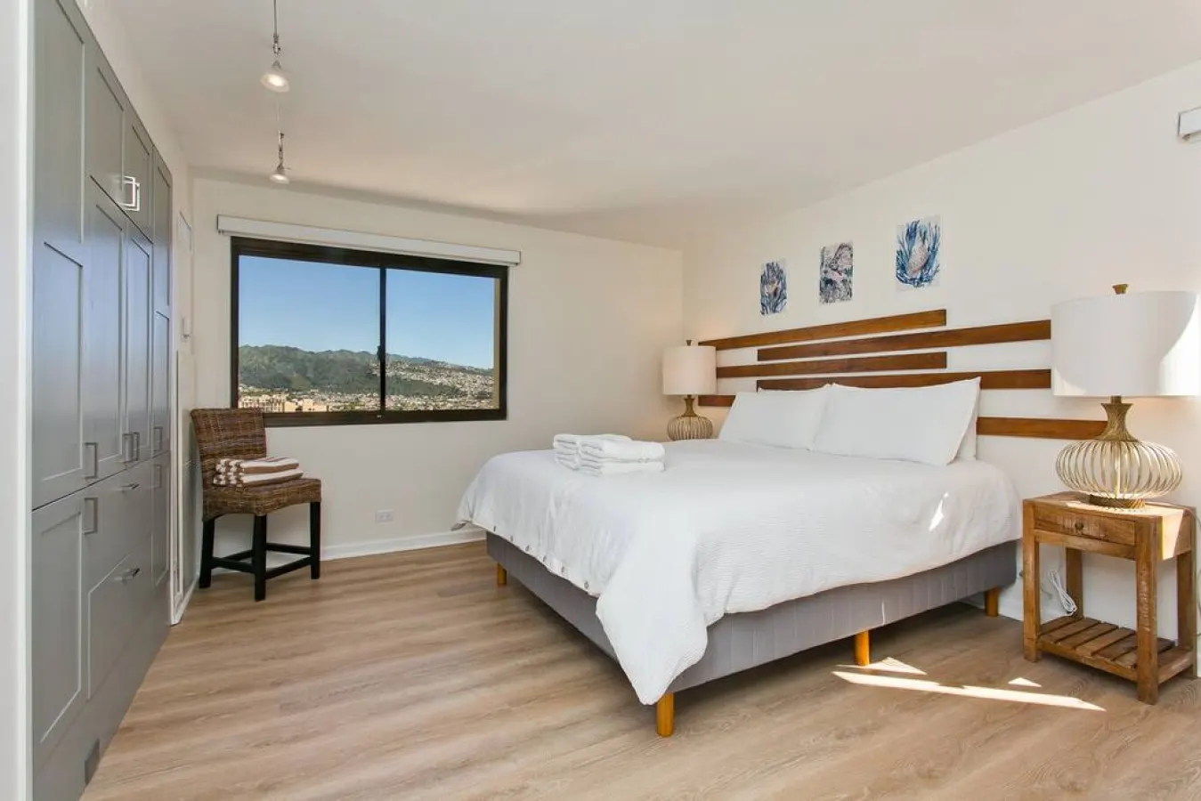 High Floor Luxury Oceanfront @ Waikiki Beach Tower 10