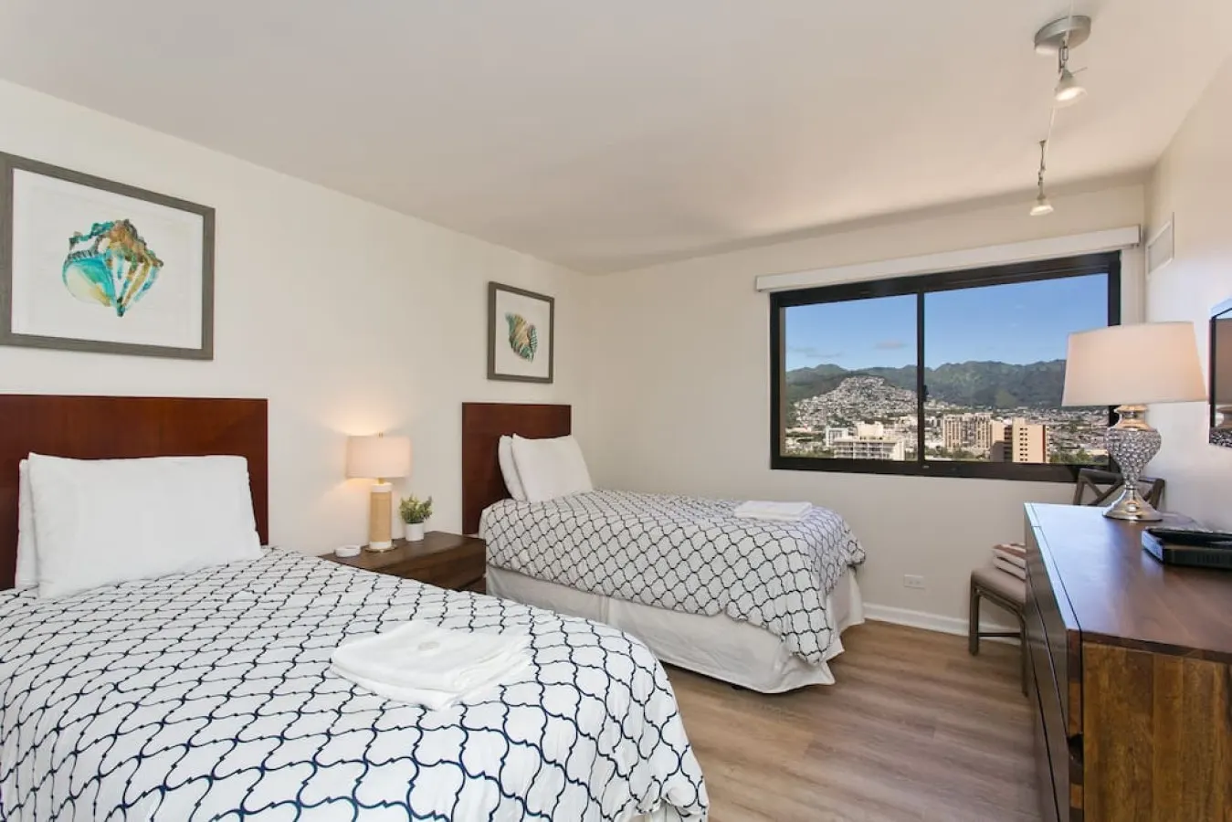 High Floor Luxury Oceanfront @ Waikiki Beach Tower 15
