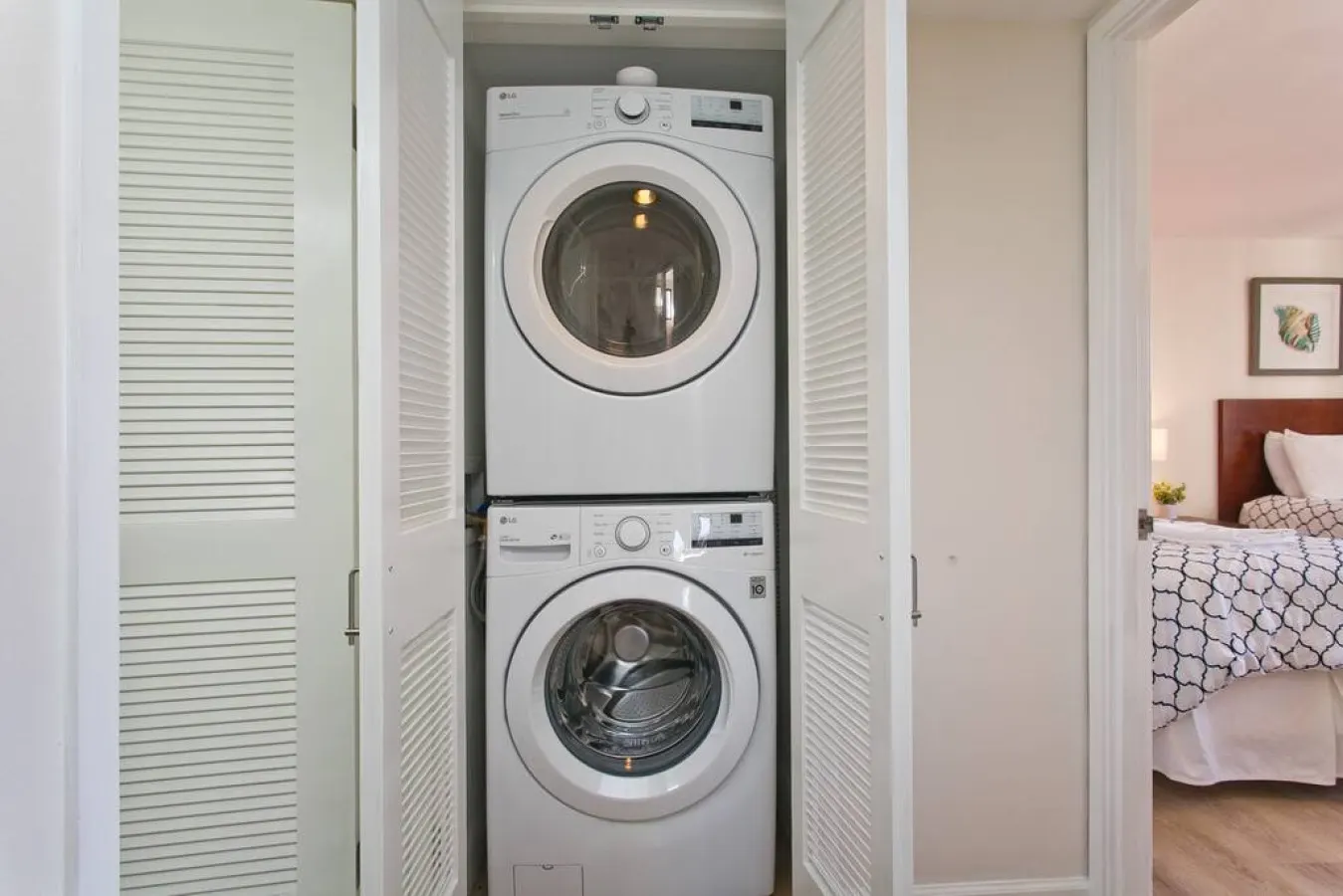 High Floor Luxury Oceanfront @ Waikiki Beach Tower 18