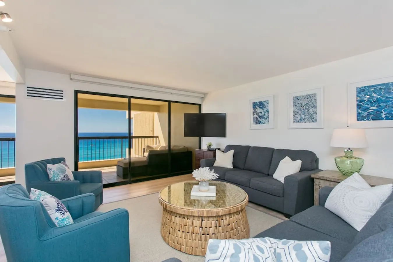 High Floor Luxury Oceanfront @ Waikiki Beach Tower — photo 3