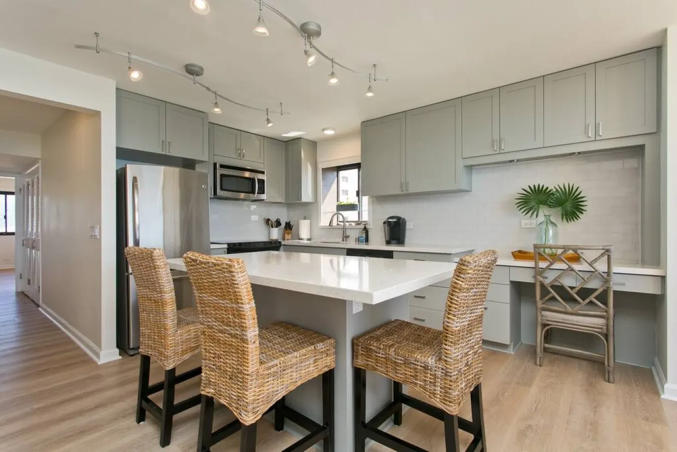High Floor Luxury Oceanfront @ Waikiki Beach Tower — photo 4