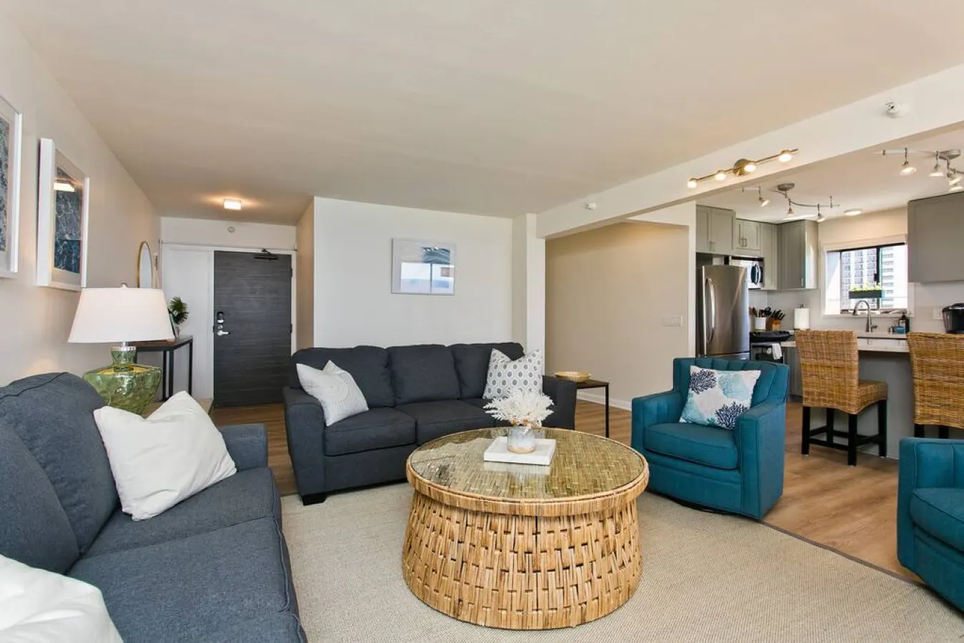 High Floor Luxury Oceanfront @ Waikiki Beach Tower 7