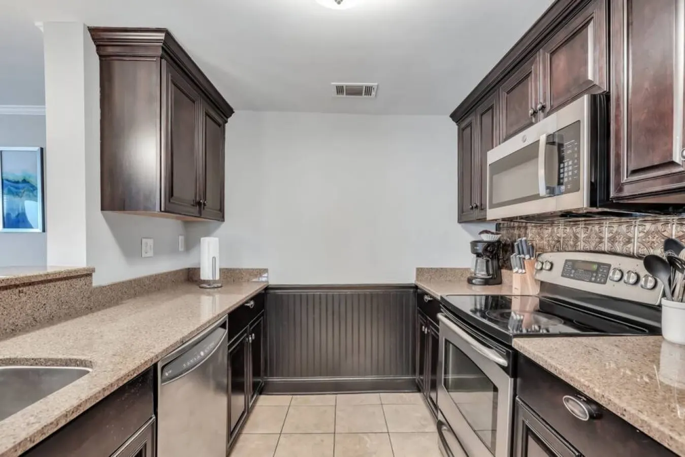 Atlantic Ave: 3 Bed 2 Bath Condo Walk to Beach, Pool Access 17