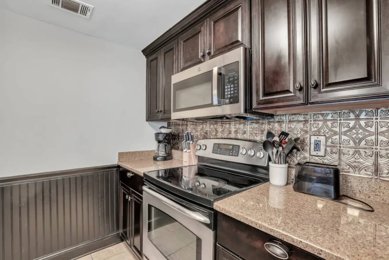 Atlantic Ave: 3 Bed 2 Bath Condo Walk to Beach, Pool Access 18