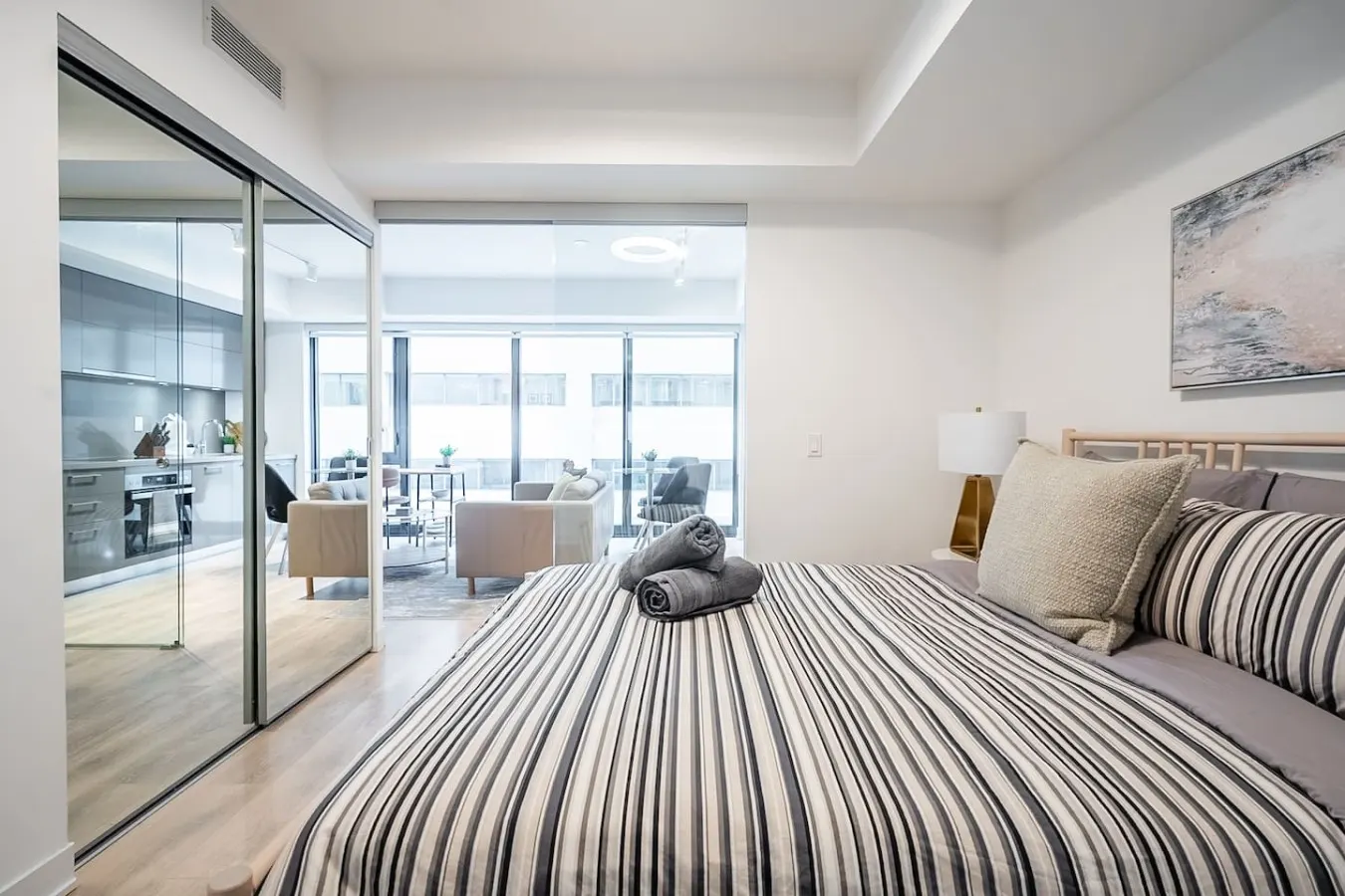 Stylish Yorkville 1BR Walk to Dining & Shops 15