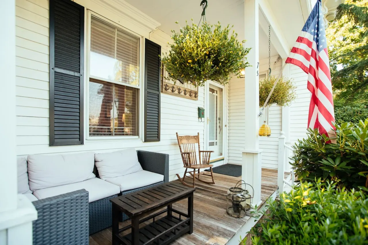 Large Sea Captain's Estate in Falmouth Village — photo 2