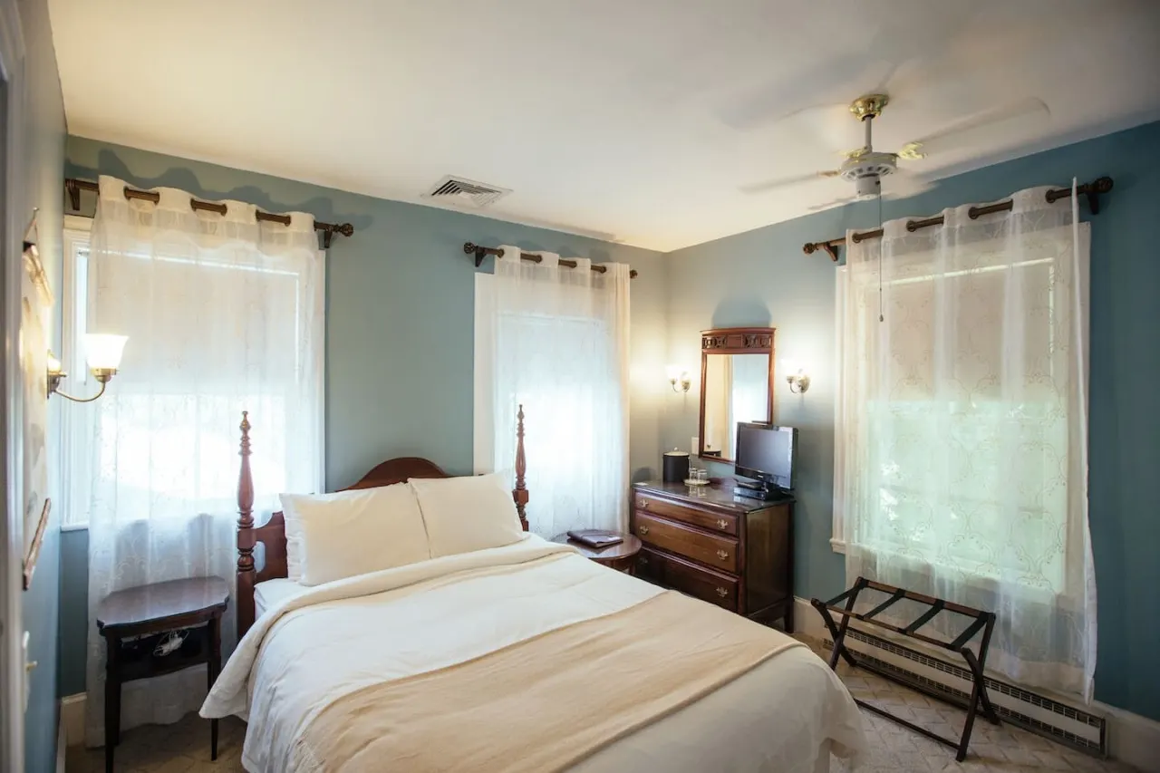 Large Sea Captain's Estate in Falmouth Village 20