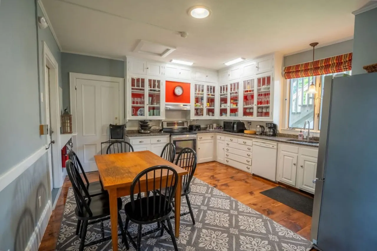 Large Sea Captain's Estate in Falmouth Village 8