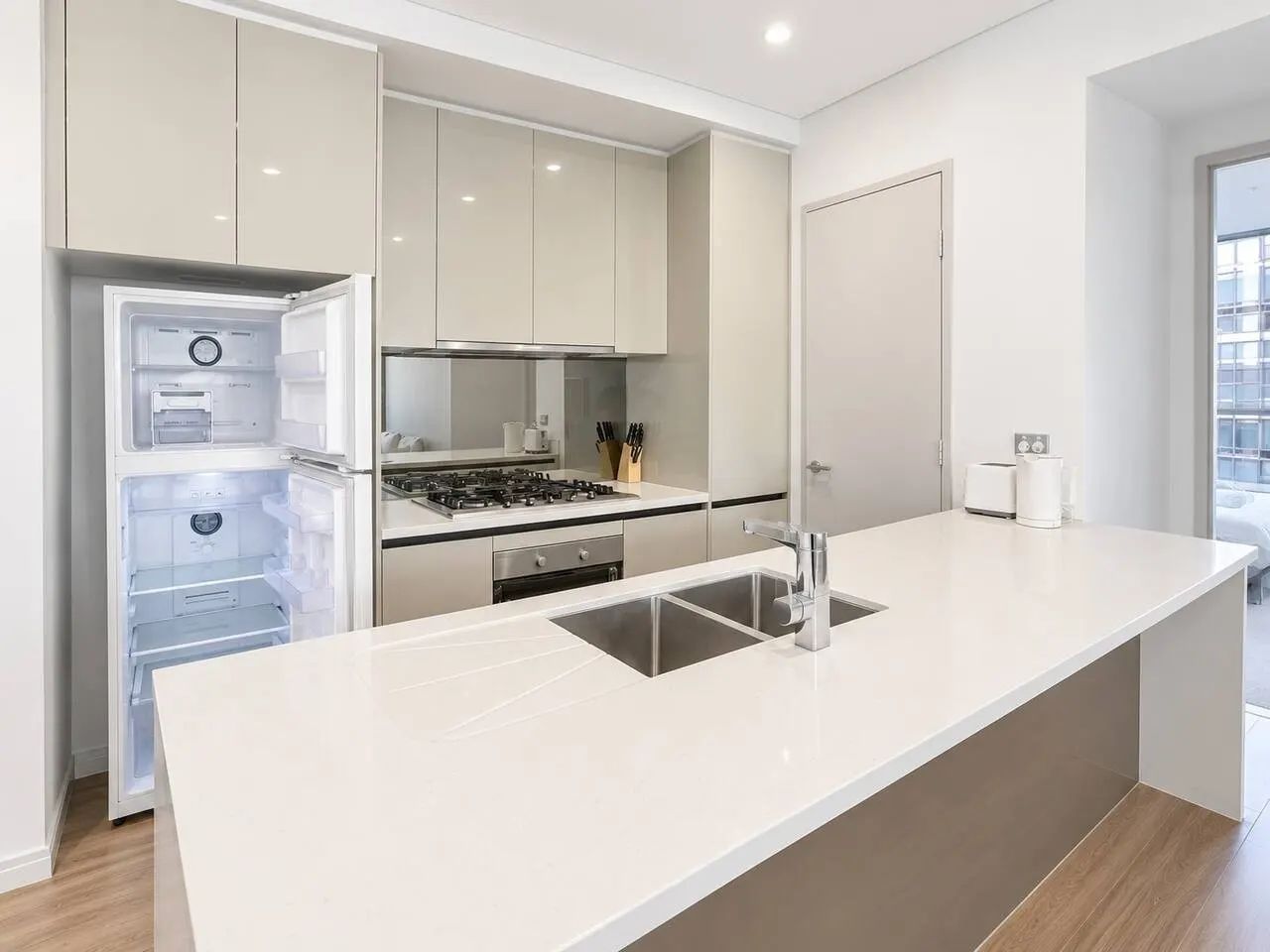 Modern 3BR Apartment in Vibrant Mascot — photo 2