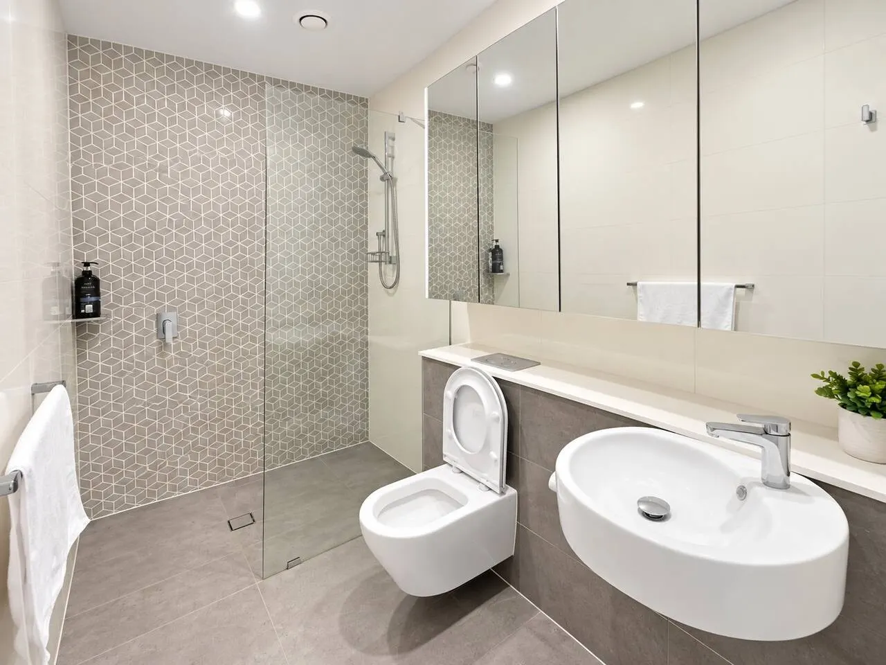 Modern 3BR Apartment in Vibrant Mascot 10