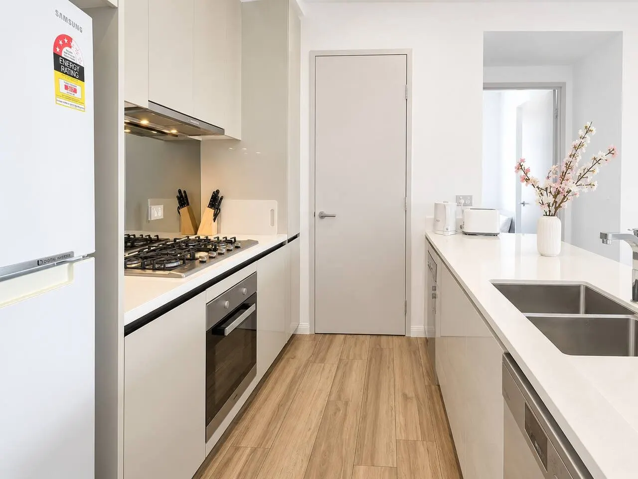 Modern 3BR Apartment in Vibrant Mascot — photo 3