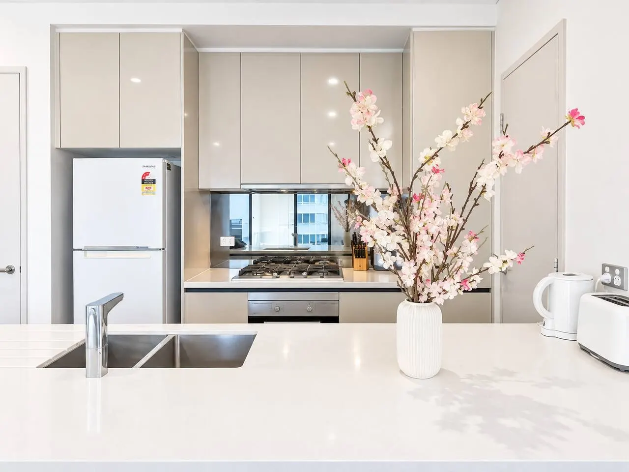 Modern 3BR Apartment in Vibrant Mascot — photo 4