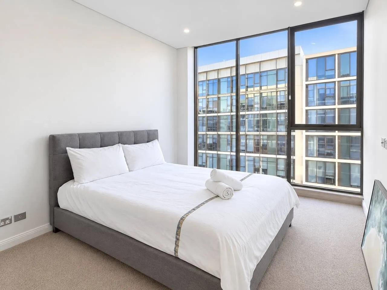 Modern 3BR Apartment in Vibrant Mascot 8
