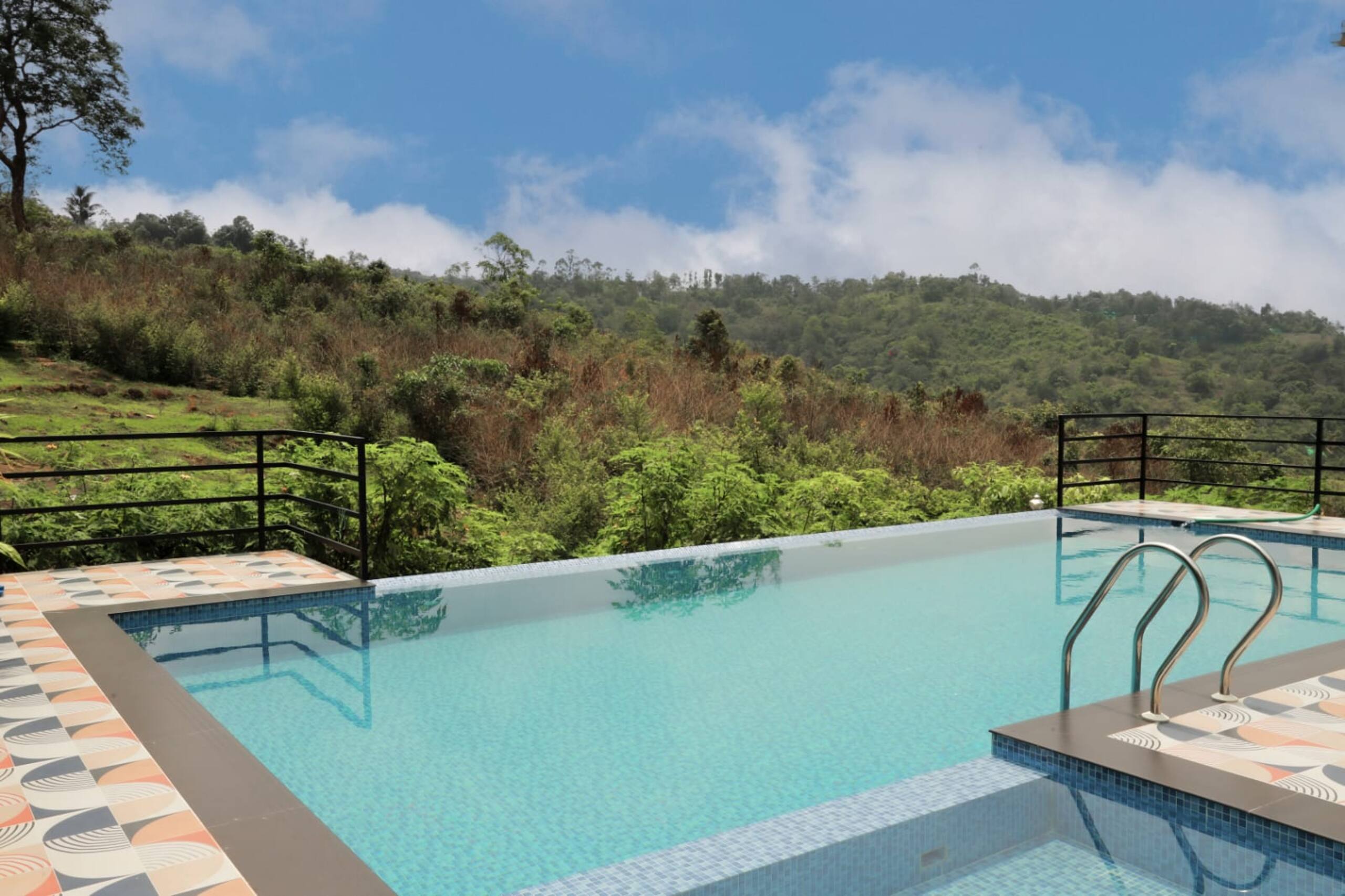 Premium Dormitory with pool in Vagamon F5 17