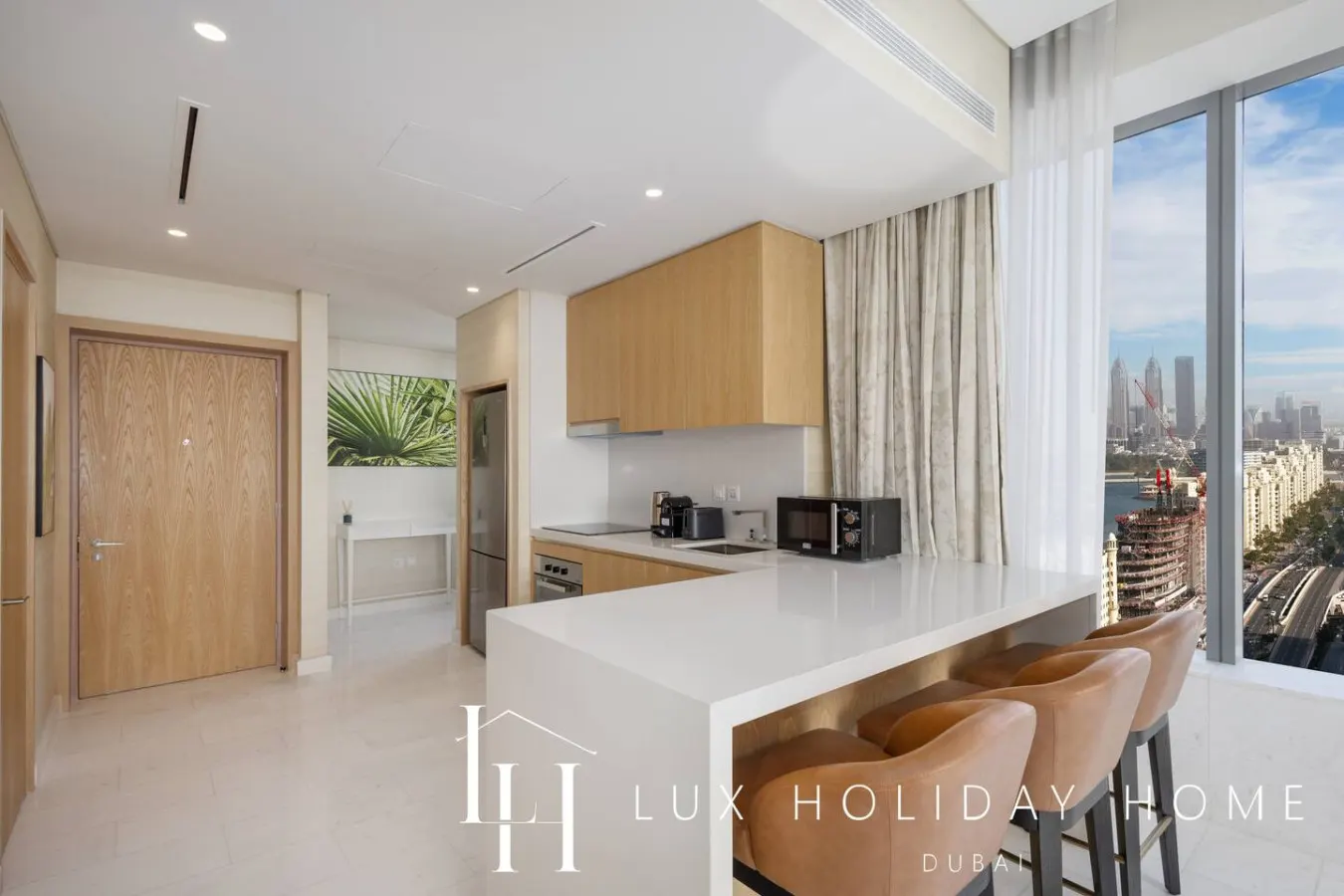 LUX Iconic Views at The Palm Tower Suite 8 11