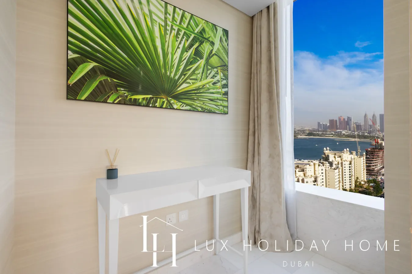 LUX Iconic Views at The Palm Tower Suite 8 12