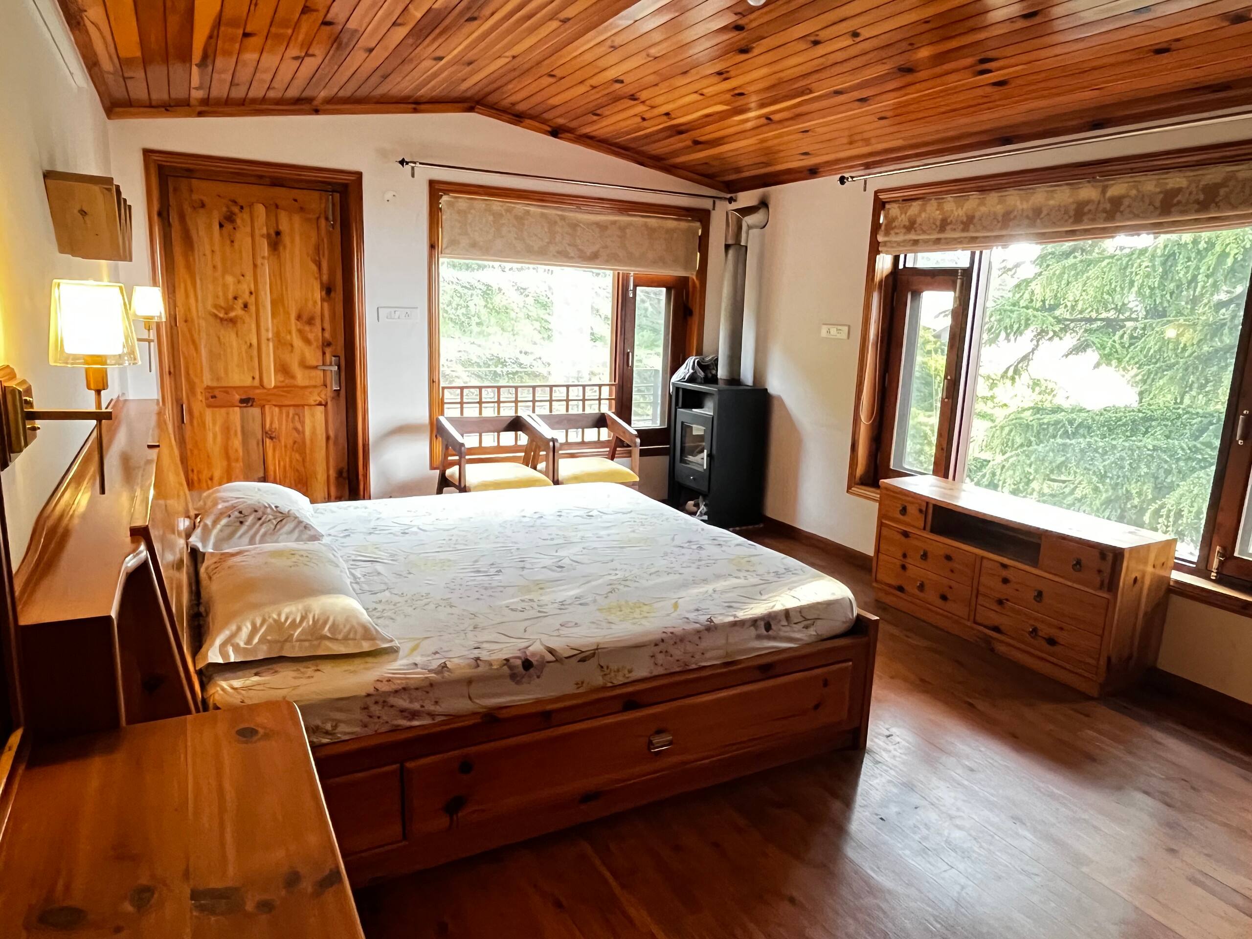 Attic Himalaya View|Grandma Stokes Orchard Retreat 17