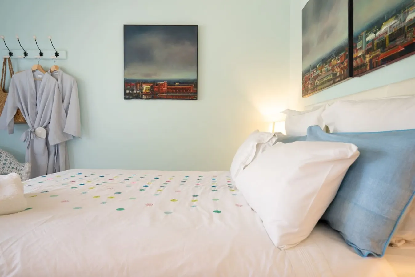 Chiara's Art Cottage 3BR Coastal Garden Retreat 12