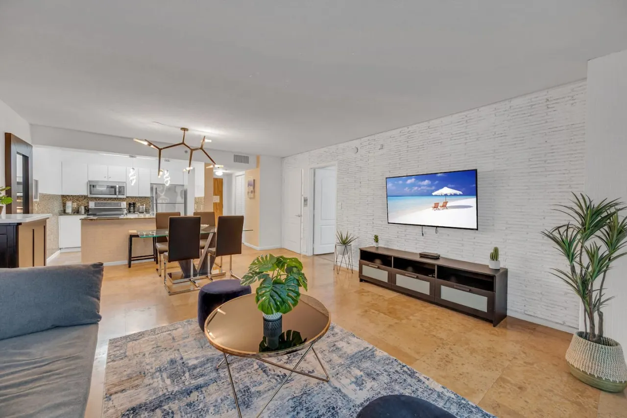 Amazing unit/location with amenities & parking
