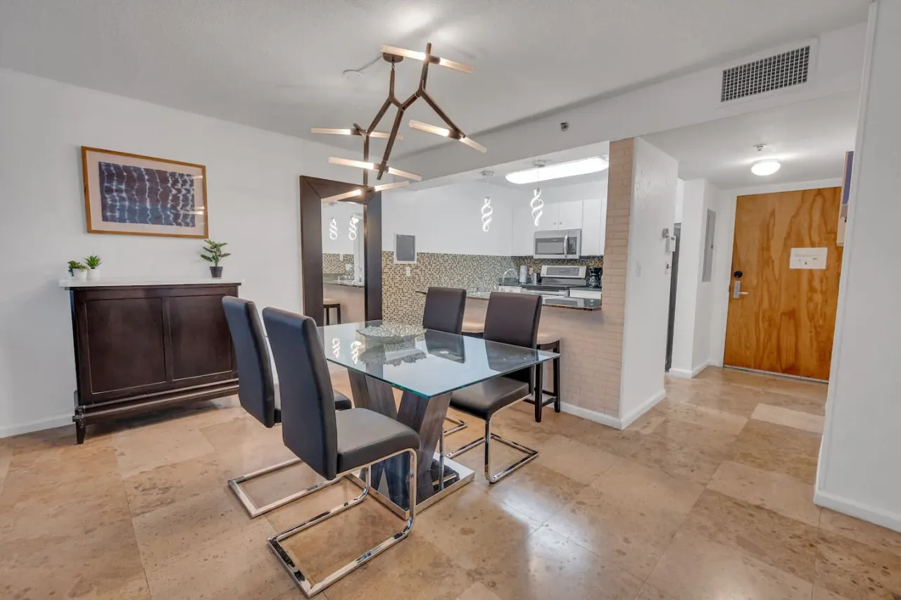 Amazing unit/location with amenities & parking 16