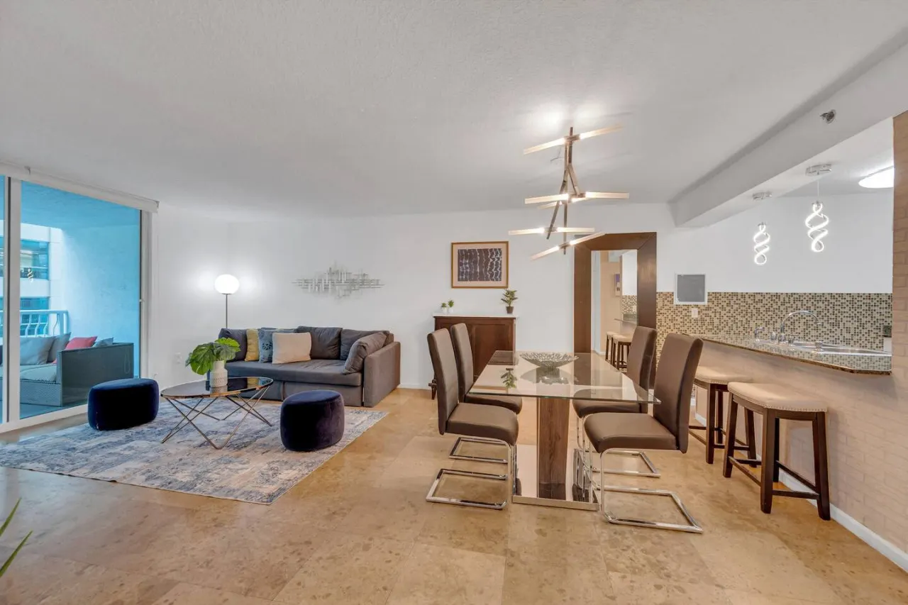 Amazing unit/location with amenities & parking 18