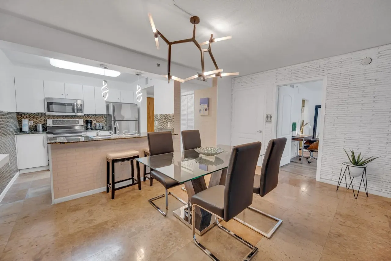 Amazing unit/location with amenities & parking 20