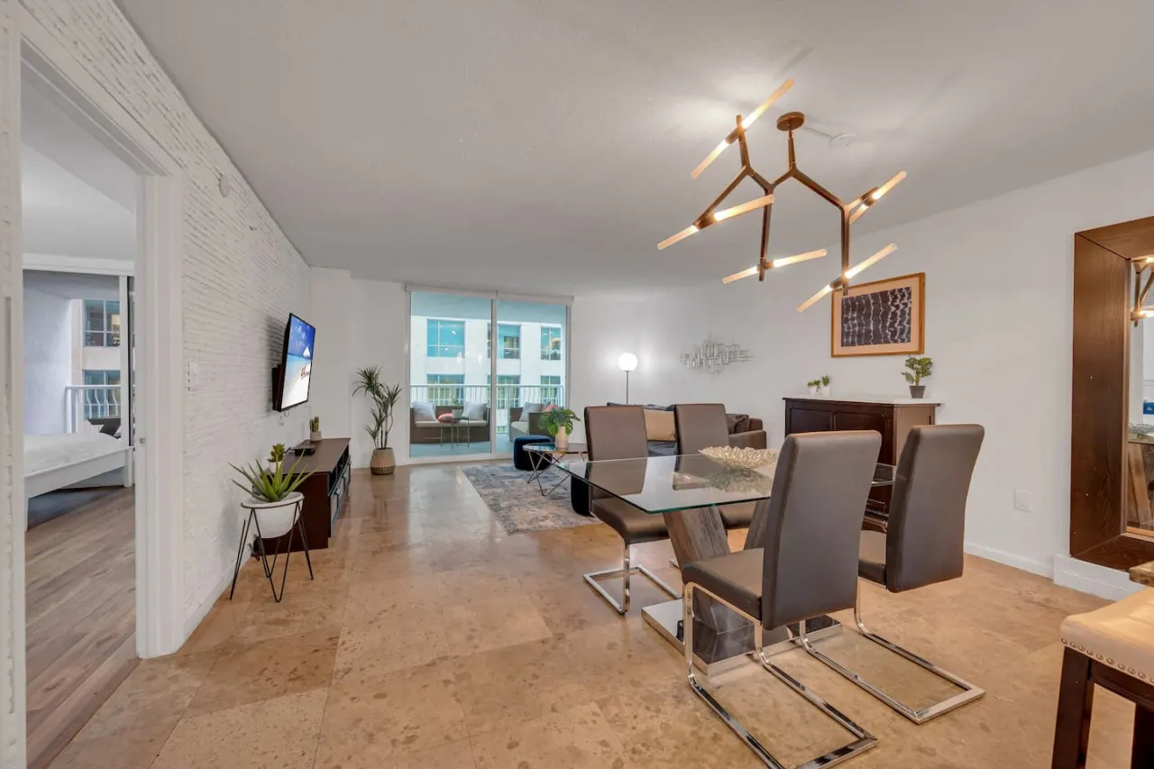 Amazing unit/location with amenities & parking 3