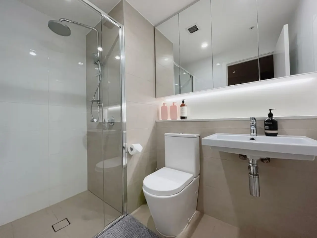 CBD RiverView 2Bed Apt Kingbed at Tallest building 18