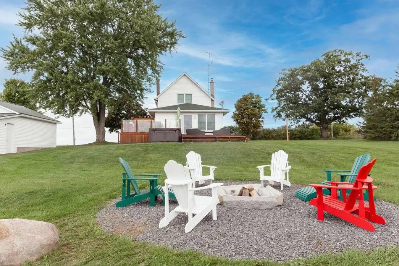 Joanie's Farmhouse · Waterfront with Hot Tub