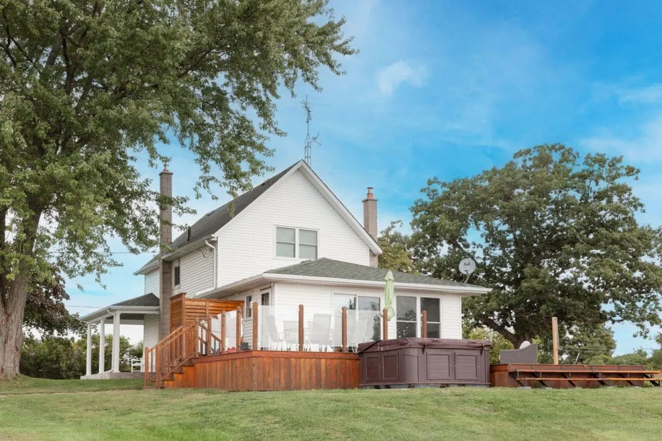 Joanie's Farmhouse Waterfront with Hot Tub 2