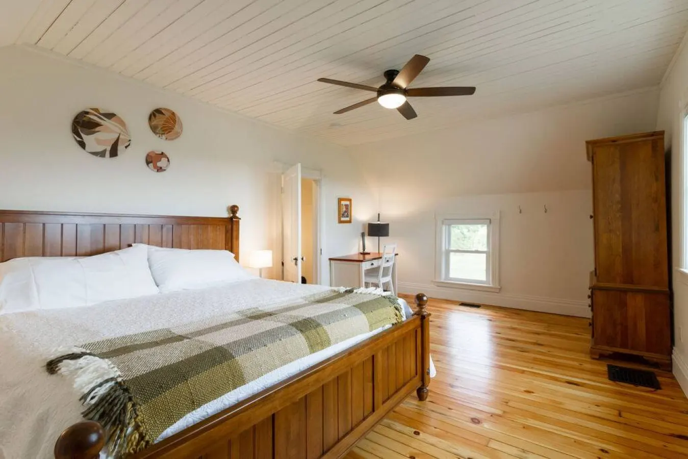 Joanie's Farmhouse Waterfront with Hot Tub 9