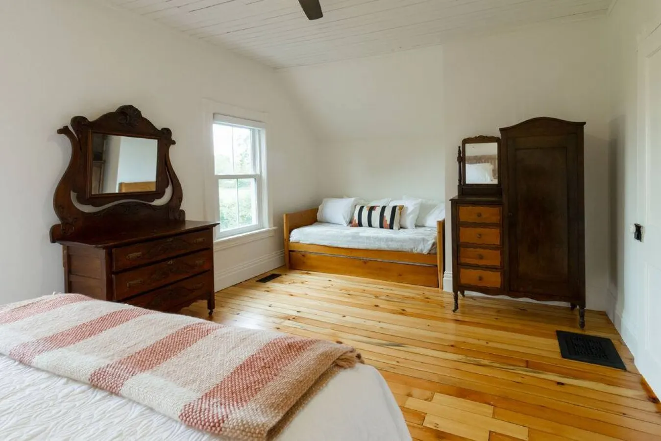 Joanie's Farmhouse Waterfront with Hot Tub 6