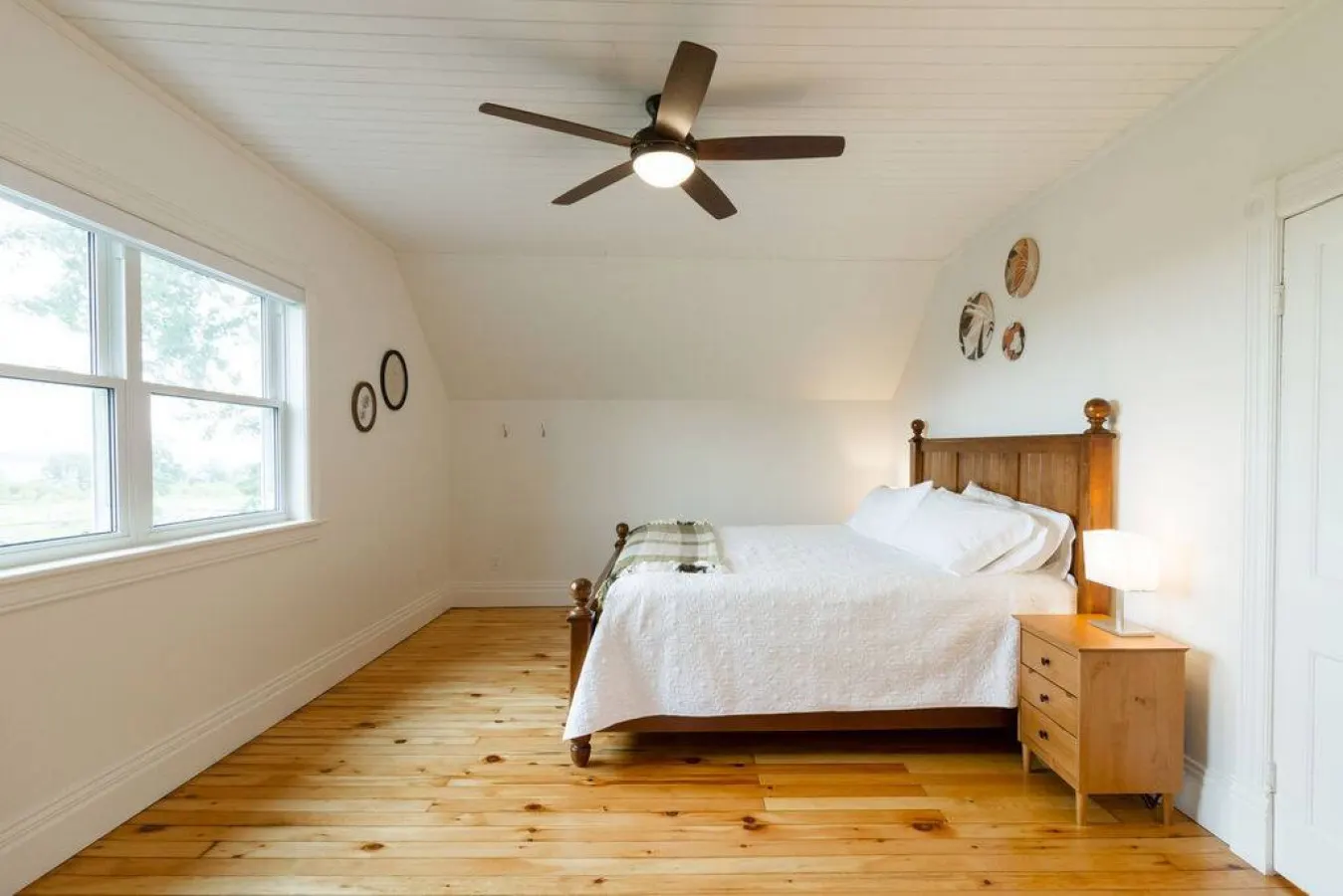 Joanie's Farmhouse Waterfront with Hot Tub 8