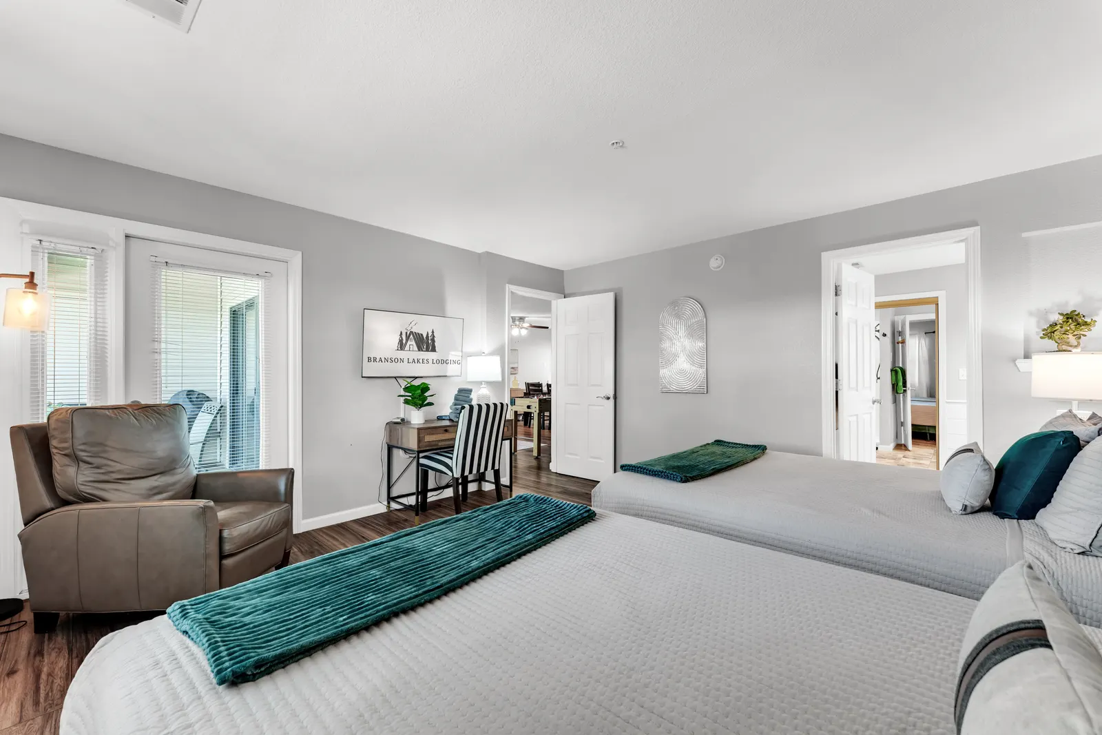 Heated Pool! Hot Tub, Walk In, 3 Min to Strip, New 9