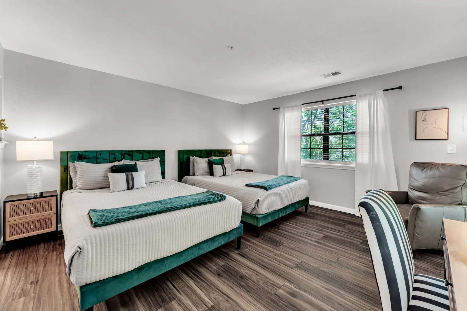 Heated Pool! Hot Tub, Walk In, 3 Min to Strip, New 7