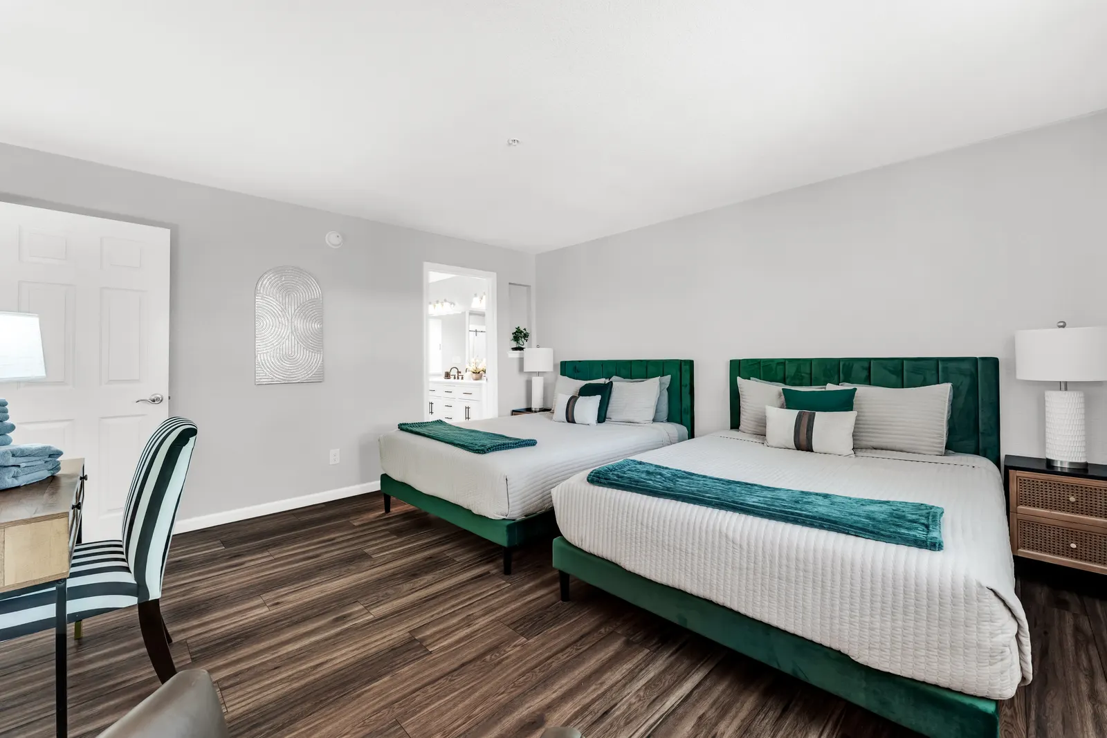 Heated Pool! Hot Tub, Walk In, 3 Min to Strip, New 8