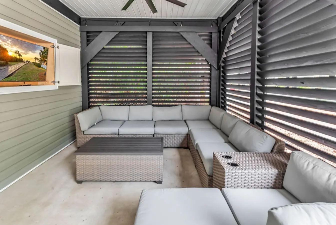 Ocean Lakes Oasis Beach Access, Porch & Grill 3