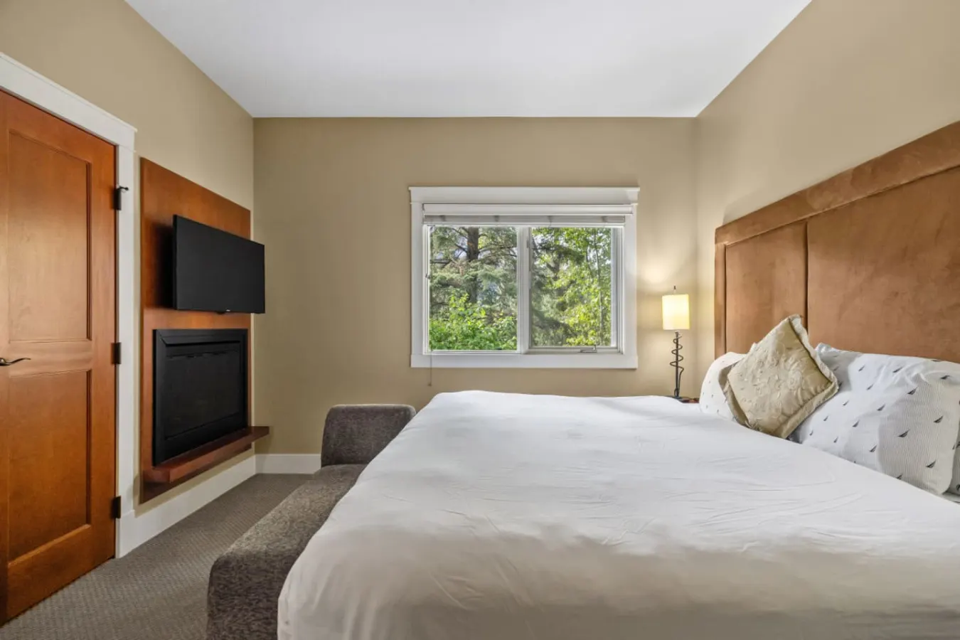 Canmore Rockies Getaway 2BR + Resort Amenities 10