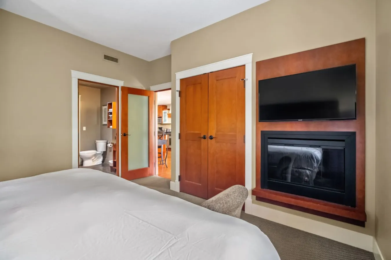 Canmore Rockies Getaway 2BR + Resort Amenities 11