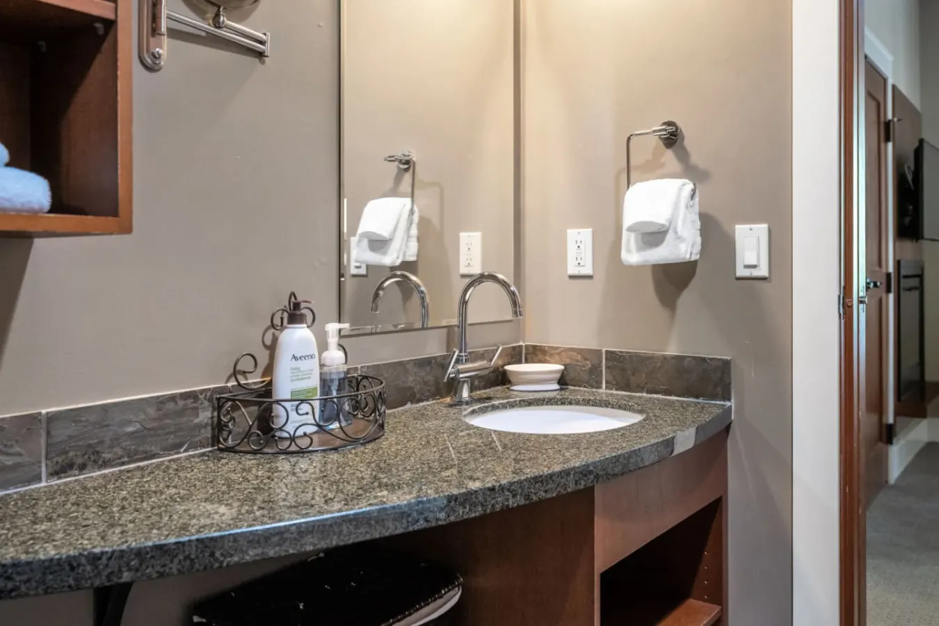 Canmore Rockies Getaway 2BR + Resort Amenities 12