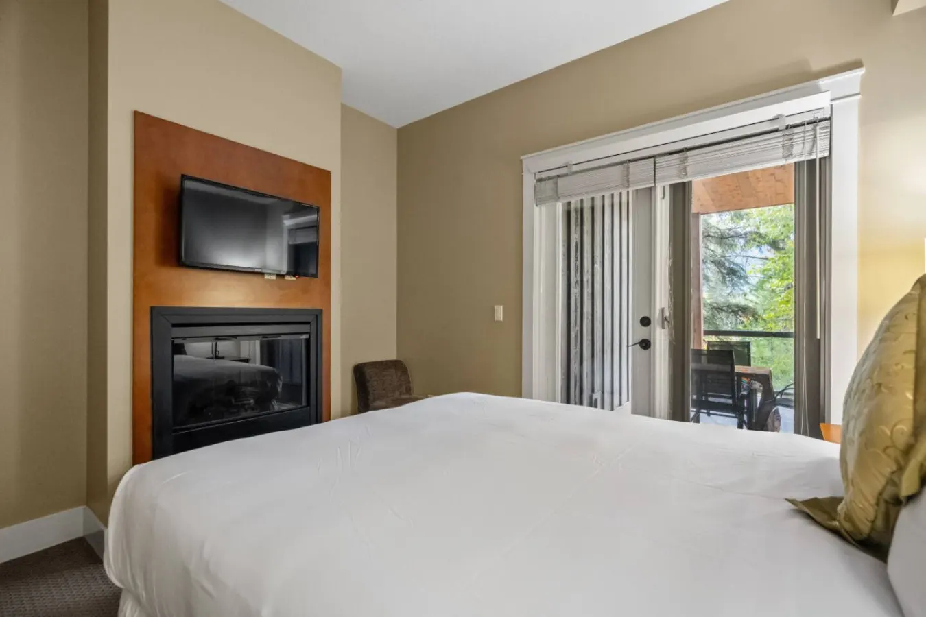 Canmore Rockies Getaway 2BR + Resort Amenities 20