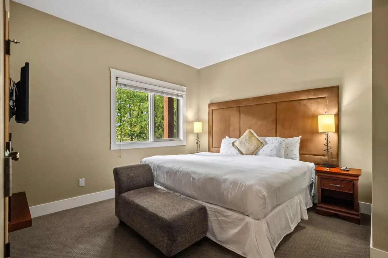 Canmore Rockies Getaway 2BR + Resort Amenities 4